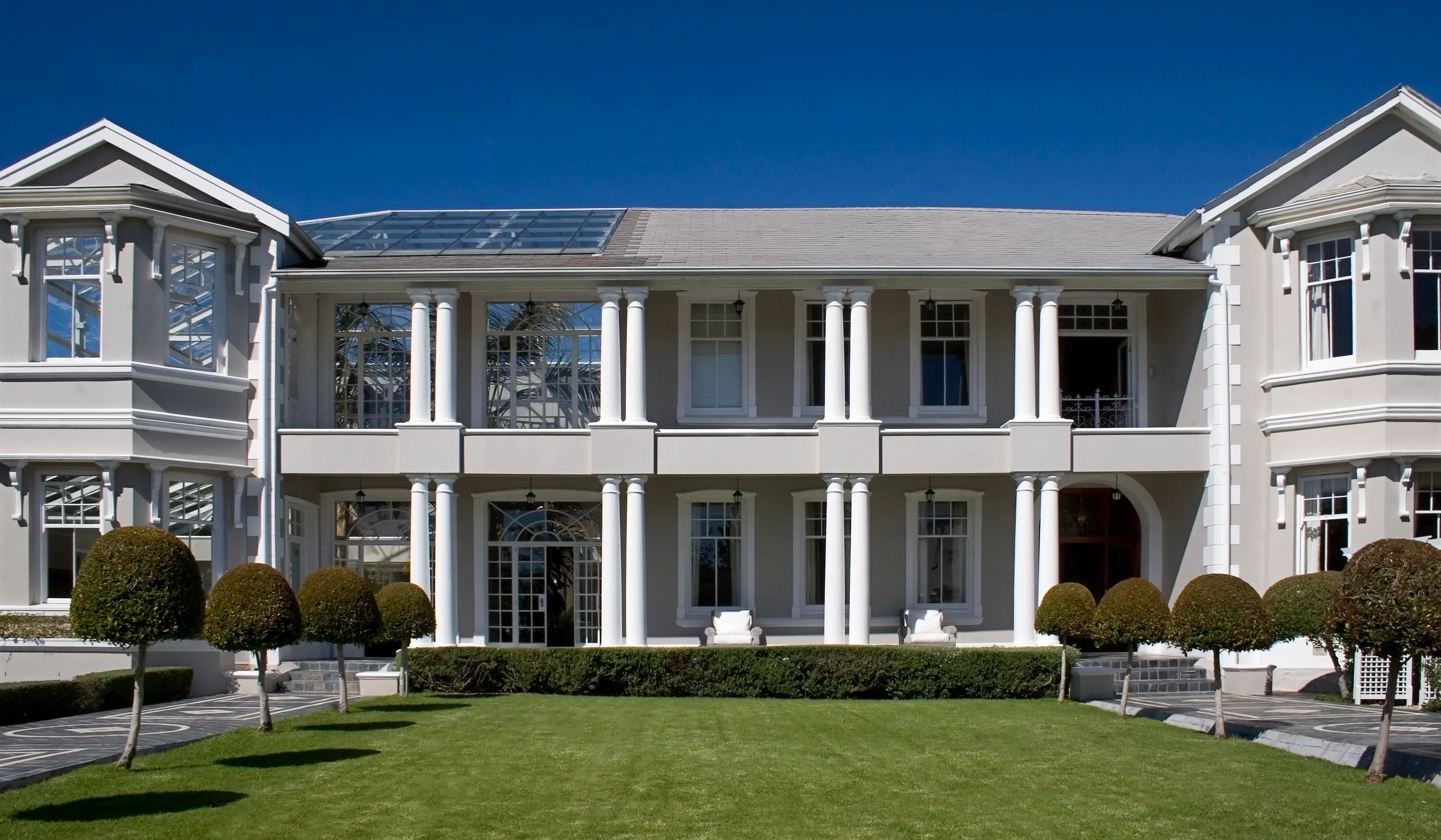 Front view of the Banksia Boutique building facade