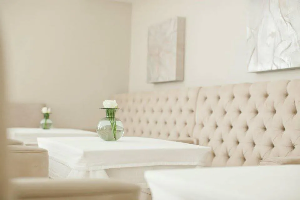 Dining room with tufted banquette and white roses
