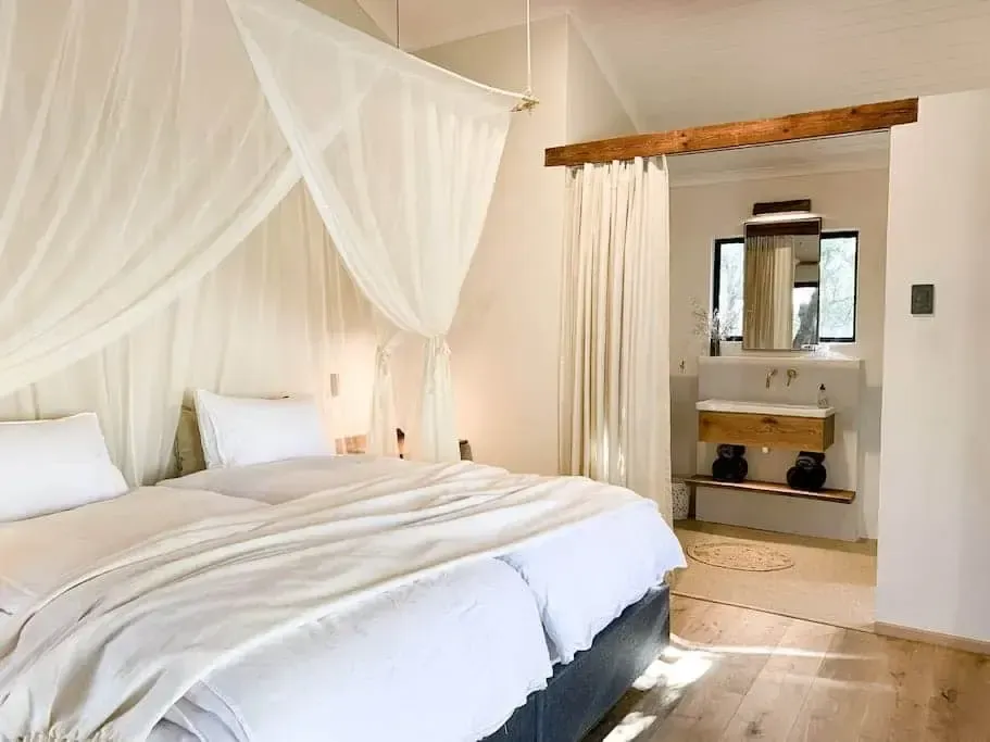 A light-filled en-suite bedroom at The River House