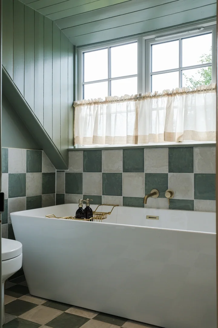 A bathroom at Links Farmhouse