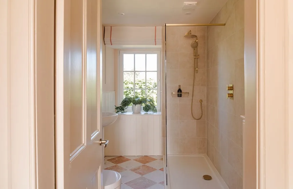 A bathroom at Links Farmhouse