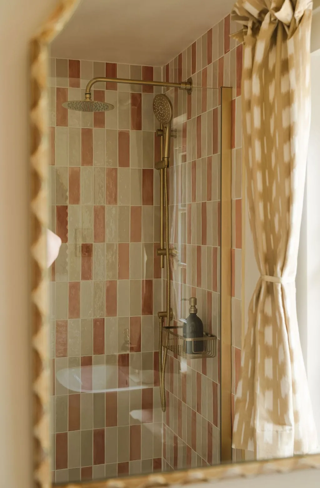 A bathroom at Links Farmhouse