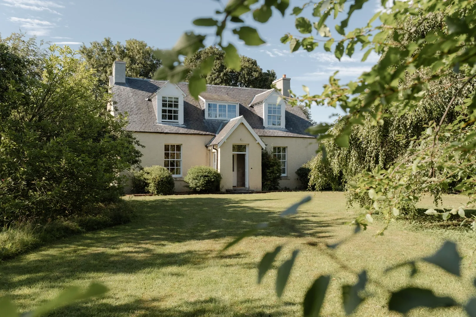 Links Farmhouse viewed across its front lawn