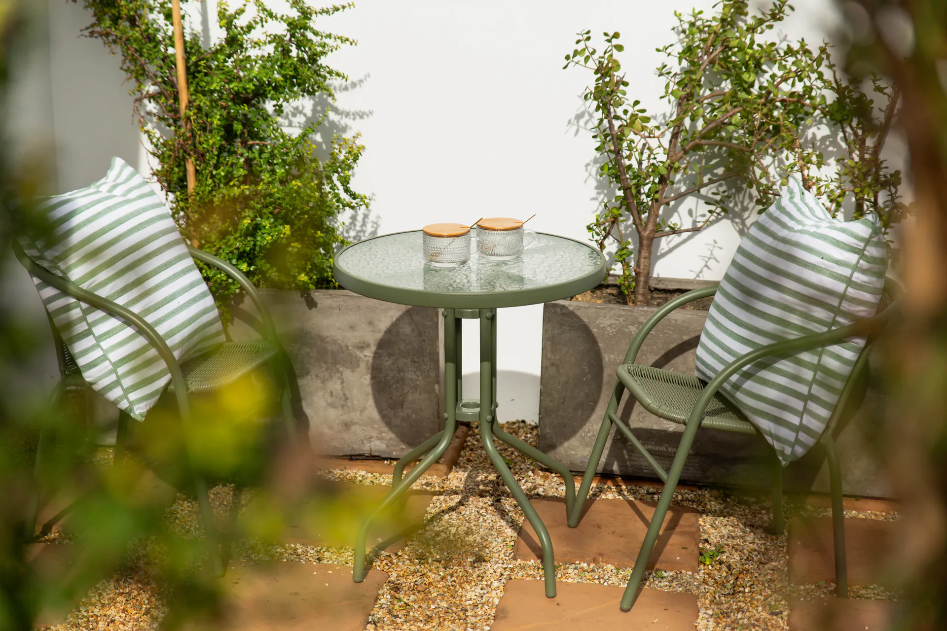 Family Room patio table and chairs against the garden wall