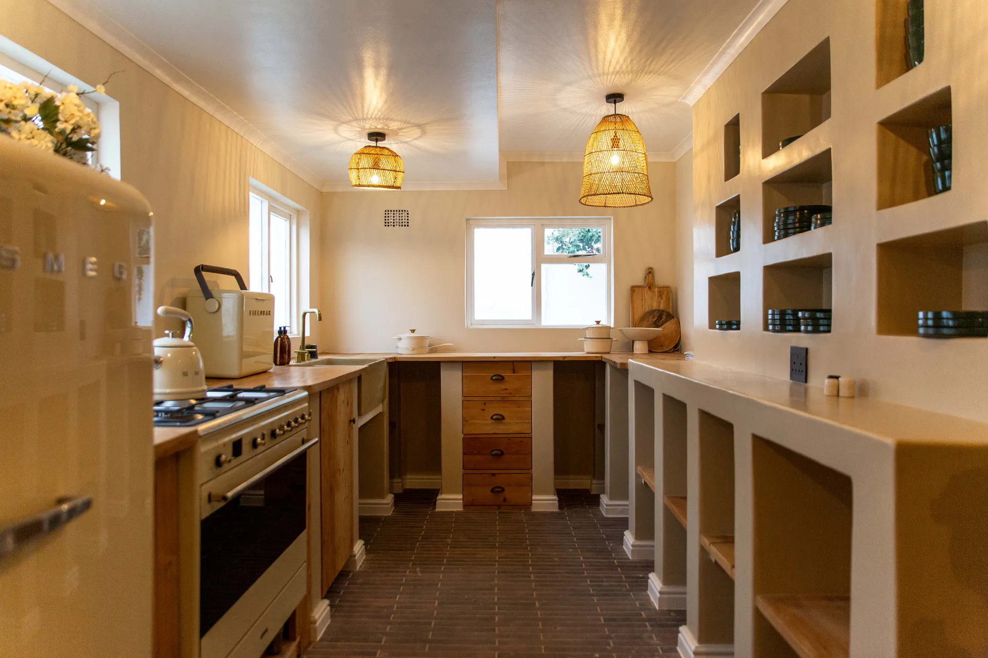 Galley kitchen with plaster shelves in the Ground Floor Apartment