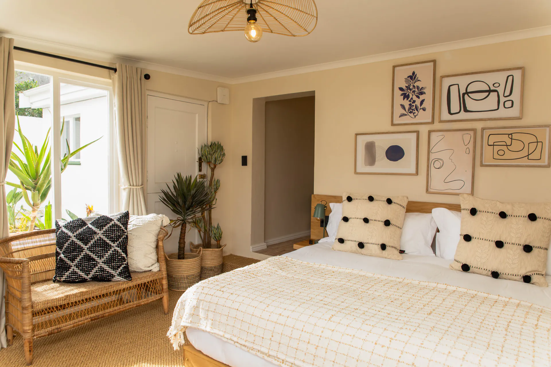 Standard Garden Room with rattan bench and garden window