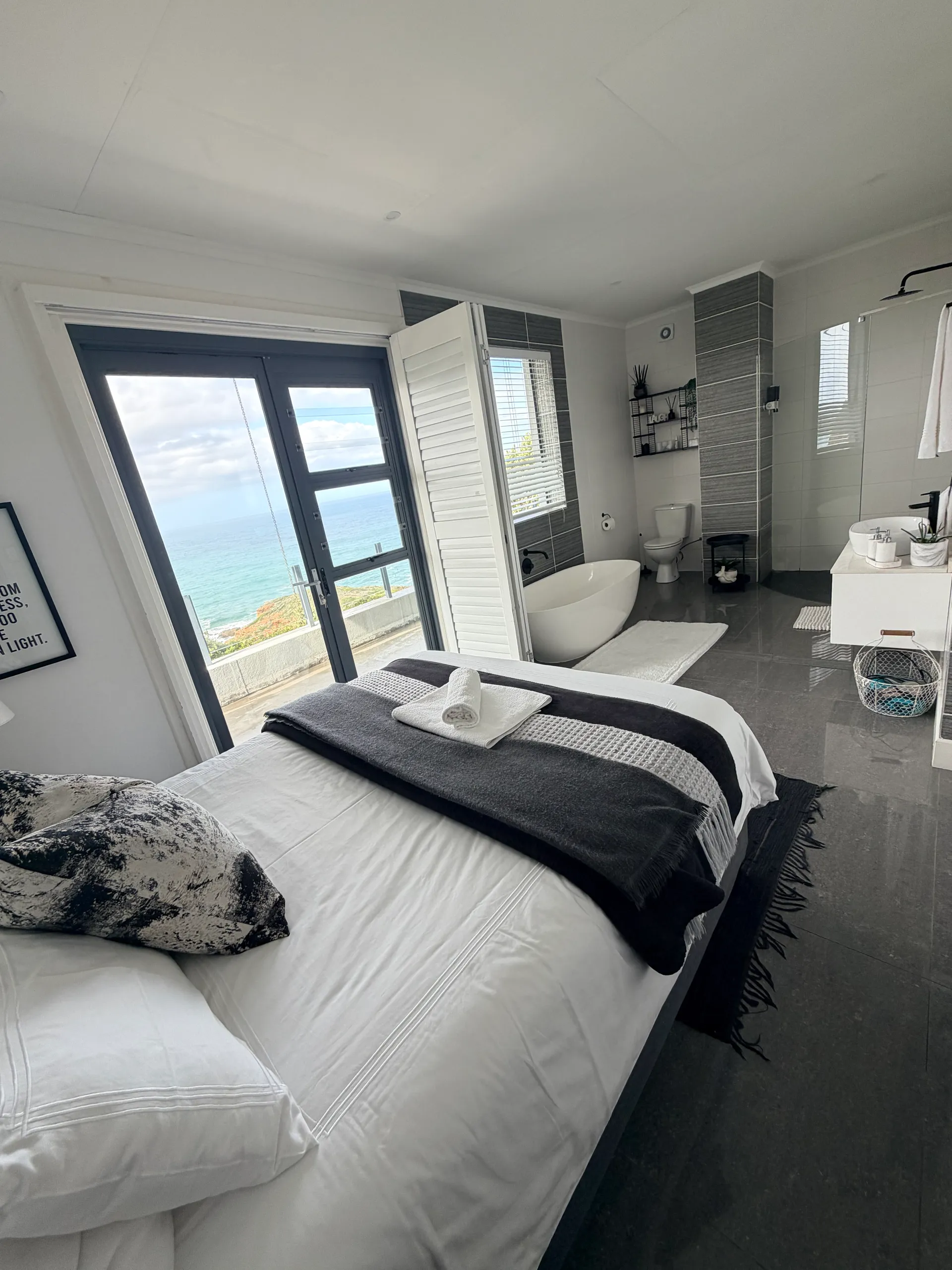 Tranquillo bedroom and ensuite opening onto the sea